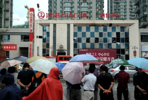 沈陽萬達廣場發(fā)生火災致9死9傷 墻體爆裂(圖)