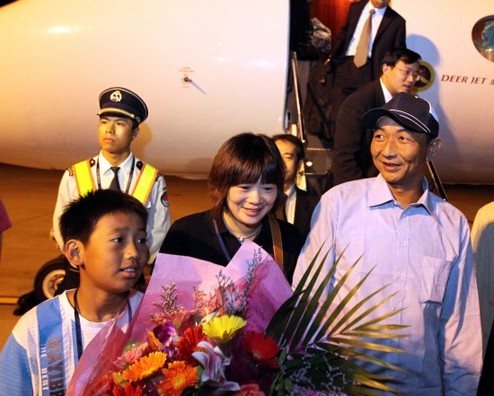 我國(guó)漁船船長(zhǎng)詹其雄返福州 外交部部長(zhǎng)助理迎接