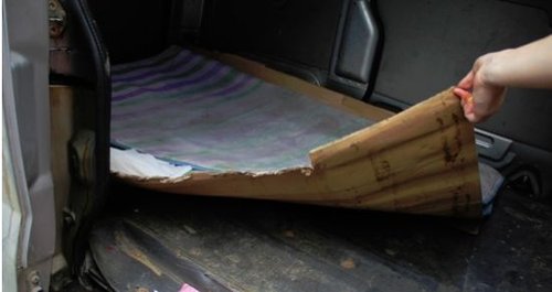 浙江現(xiàn)流動(dòng)“賣淫車” 車廂內(nèi)鋪紙板和草席(圖)