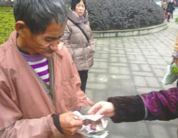 四川：大爺賣柚子收300元假鈔 好心市民捐近300真錢