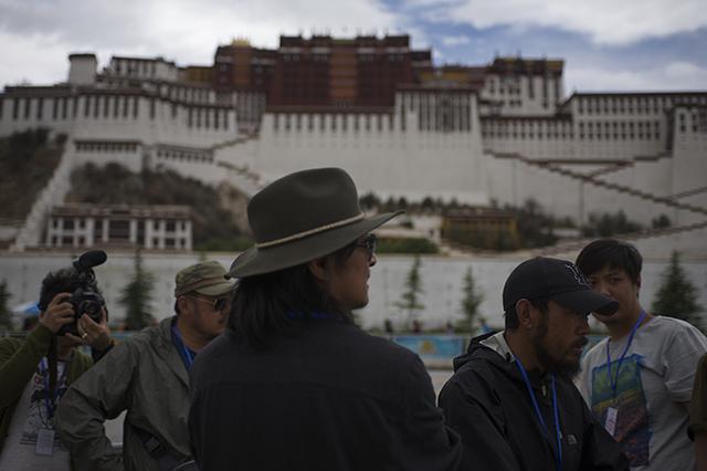 扎西達(dá)娃小說改編電影西藏?zé)崤?/></p>

<p>張楊指揮</p>

<p><img id=