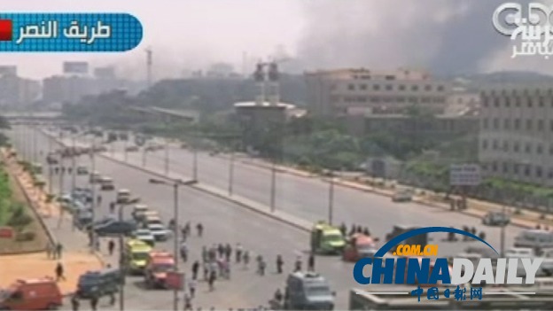 埃及當(dāng)局向開羅穆爾西支持者營(yíng)地派遣裝甲車（圖）