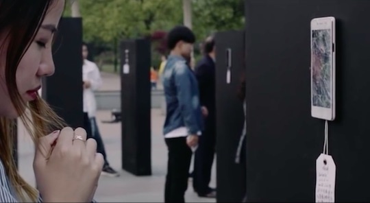 老外在中國：低頭一秒，家毀人亡！