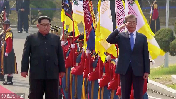 歷史時刻！金正恩跨過“三八線”與文在寅握手，還帶上了冷面！