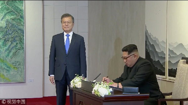 歷史時刻！金正恩跨過“三八線”與文在寅握手，還帶上了冷面！