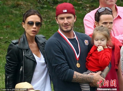 小貝與學(xué)生家長賽百米奪冠 辣妹參加媽媽組